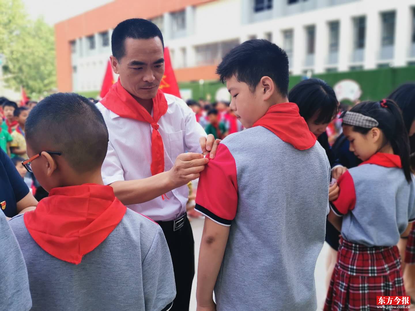 南宫NG28官网花园口小学举行大中小队委标志授予仪式